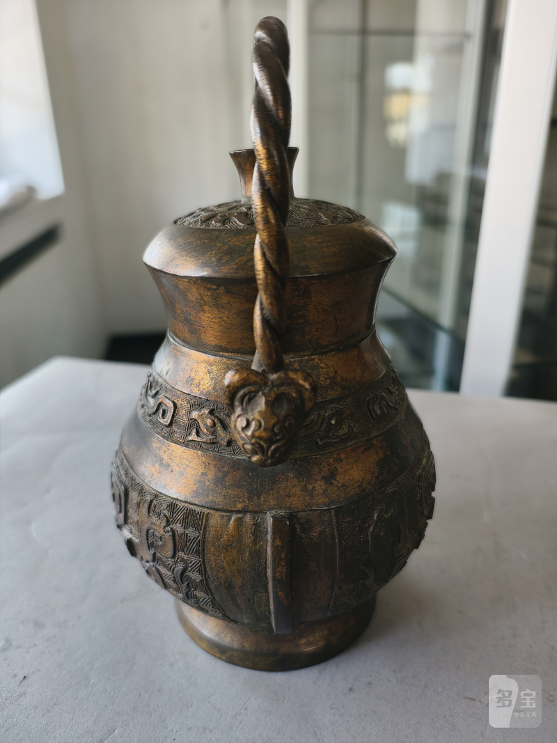 A bronze vessel 'hu' in archaic style with partial gilding - 图14